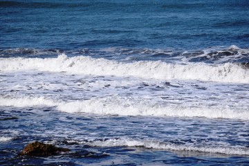 日本海の荒波／山形県の庄内浜で日本海の荒波風景を撮影した写真です。庄内浜は非常にきれいな白砂が広がる海岸と、奇岩怪石の磯が続く大変素晴らしい景観のリゾート地です。