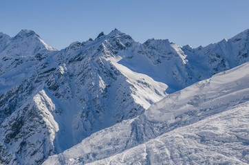 Obraz premium Ski and snowboard tracks in the mountains