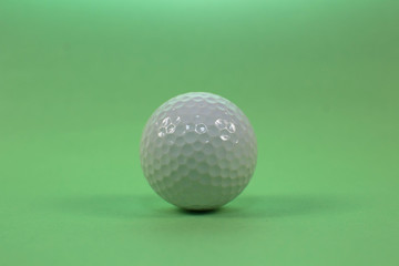 piłka golfowa na zielonym tle 