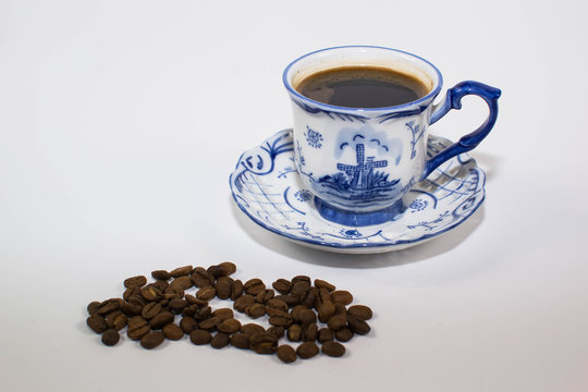 Filiżanka czarnej kawy na białym tle