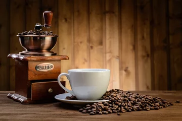 Abwaschbare Fototapete Kaffee Bar stillleben mit kaffeebohnen und alter kaffeemühle auf dem hölzernen hintergrund
