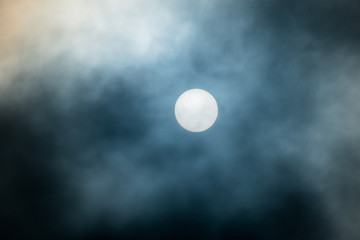 Obraz premium Full Sun behind heavy Fog