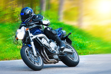 Fototapety  Dynamiczne wyścigi motocyklowe