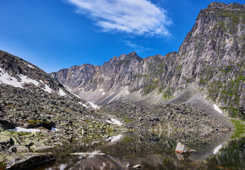 Fototapeta na wymiar Edge clean lake at the mountain wall