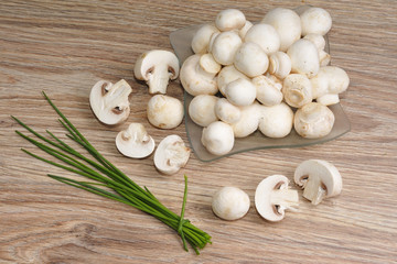 Frische rohe Champignons mit Schnittlauch