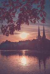 Untergehende Sonne über Lübeck