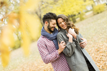 Fototapeta premium Young couple in the autumn park