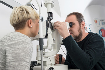 Fototapeta na wymiar Optiker bei Augencheck