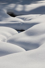 Bachlauf im Tiefschnee