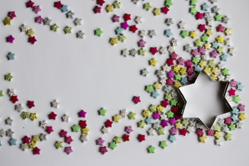 Bunte Sterne auf wissen Hintergrund