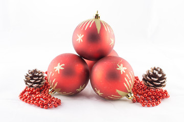 Christbaumkugeln mit Kiefernzapfen und Kette