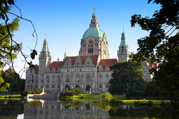 Fototapeta na wymiar New Town Hall building (Rathaus) in Hannover Germany