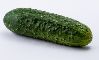 Изолированный зеленый огурец на белом фоне