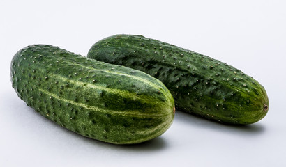 Изолированный зеленый огурец на белом фоне