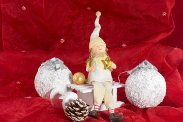 Weihnachtsdekoration auf rotem Tüll II