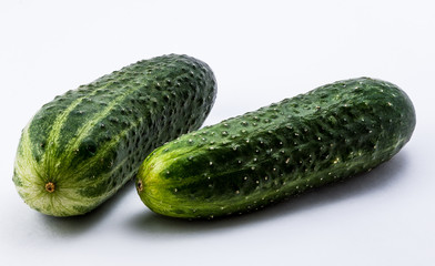 Изолированный зеленый огурец на белом фоне