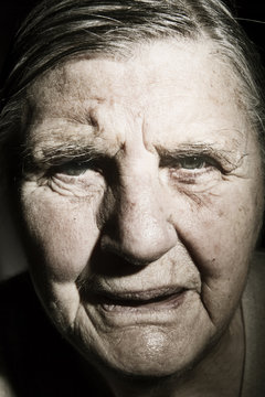 Portr&auml;t einer ernst blickenden Seniorin, 85 Jahre alt, Studioaufnahme