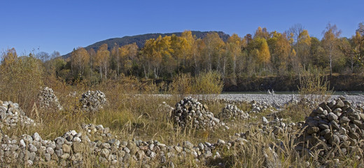 Steinmale in den Isar Flussauen, Herbstlandschaft