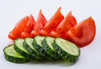Изолированный красный томат и зеленый огурец на белом фоне