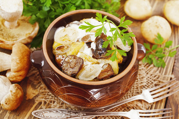 Stewed potatoes with mushrooms and sour cream