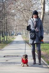Autunno Inverno donna con cane sul viale in città