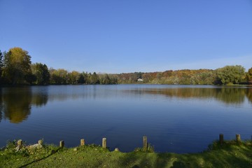 Le grand étang de la Hulpe en automne sous un ciel très clair