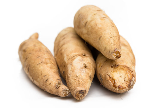 Patate americane su fondo bianco
