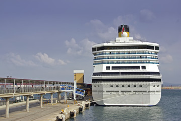 Naklejka premium Cruise ship in Palma