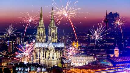 Feuerwerk am Kölner Dom zu Silvester