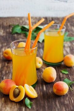 ripe apricots and apricot juice