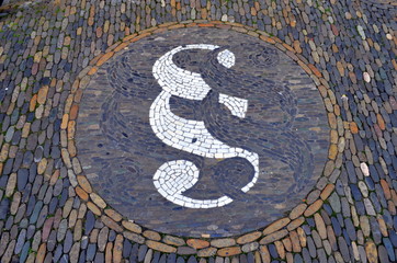 Kopfsteinpflaster mit Paragrafensymbol