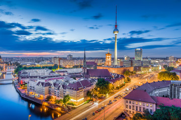 Naklejka premium Panoramę Berlina ze Szprewą w nocy, Niemcy