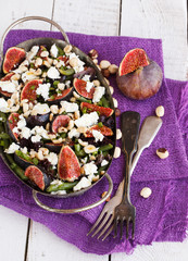 Salad with figs, green beans, goat cheese and hazelnuts.