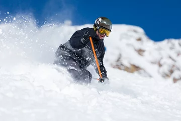 Photo sur Aluminium Sports dhiver Skieur sur piste de ski
