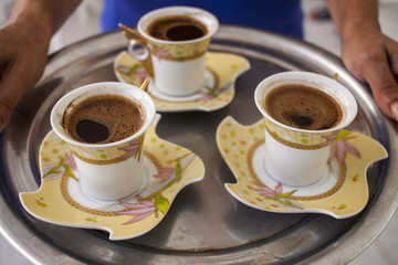 Drei Kaffeetassen auf Tablett