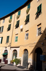 Fototapeta na wymiar Lucca- dettaglio di piazza Anfiteatro