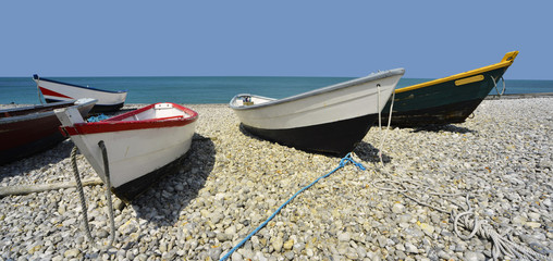 Barques sur plage de galets en région Normandie, France