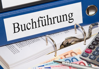 Buchführung Ordner mit Geld und Taschenrechner im Büro
