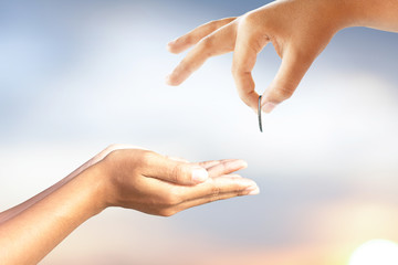 Naklejka premium hand gives money to the poor.
