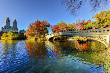 Fototapeta na wymiar Bow Bridge, Central Park in Autumn