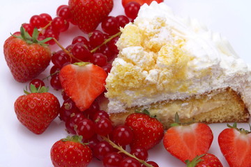 Torta mimosa e frutti rossi