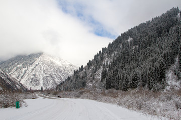 Fototapeta na wymiar mountain road in the winter
