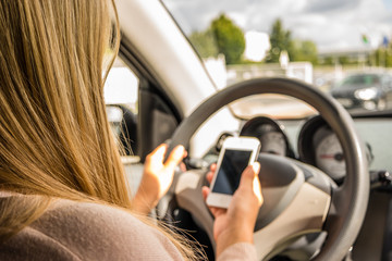 Frau am Handy im Auto © Animaflora PicsStock