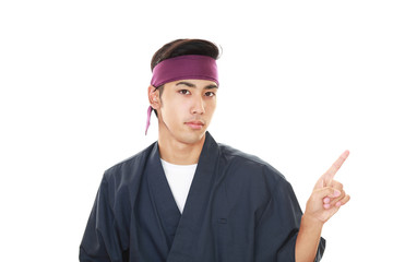 指示する笑顔の寿司職人