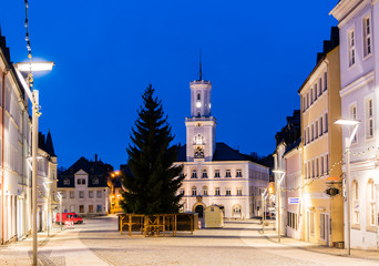 Fototapeta na wymiar Bergstadt Schneeberg Rathaus bei Nacht