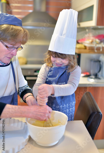 "cuisine en famille" photo libre de droits sur la banque d'images Fotolia.com - Image 95982946