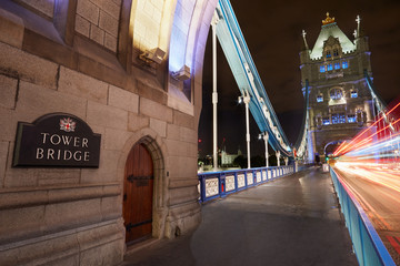 Obraz premium Tower bridge in London illuminated at night with car passing lights