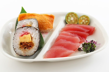 おいしそうな太巻きとさしみ 