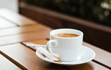 Taza de cafe sobre mesa de madera
