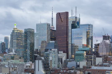 Foto op Plexiglas Toronto Financial District wolkenkrabbers en de CN Tower apex op de achtergrond bij zonsondergang © redfoxca